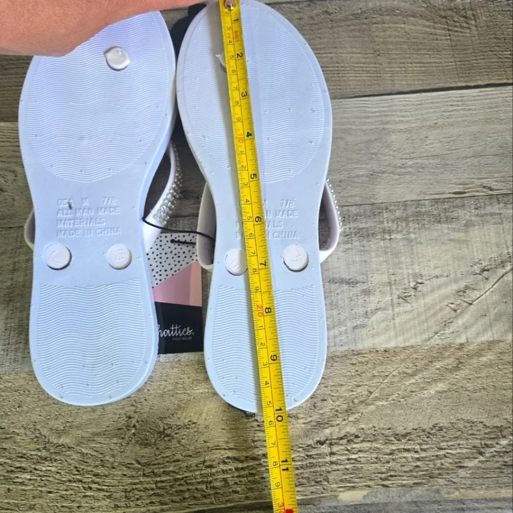 CHATTIES | NWT Thong Style Flip Flop Sandals w/ Accents in White sz 7/8